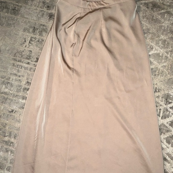 Stimma Silky midi skirt in a soft blush/nude shade. - Picture 2 of 3